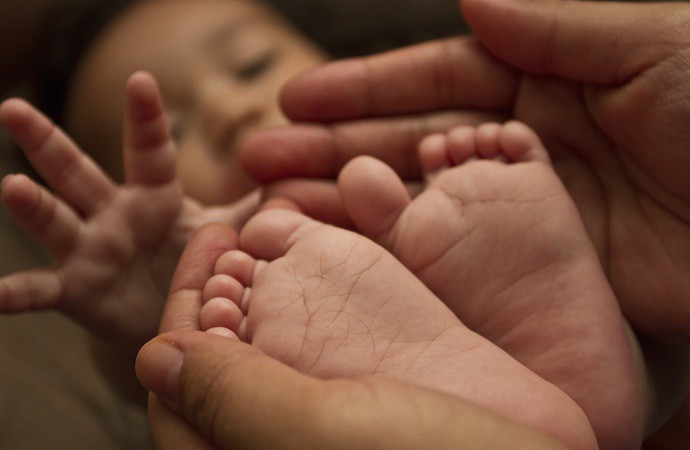 black-baby-feet-and-hands-690x4501-690x450-1 Baby feet closeup with mom holding him